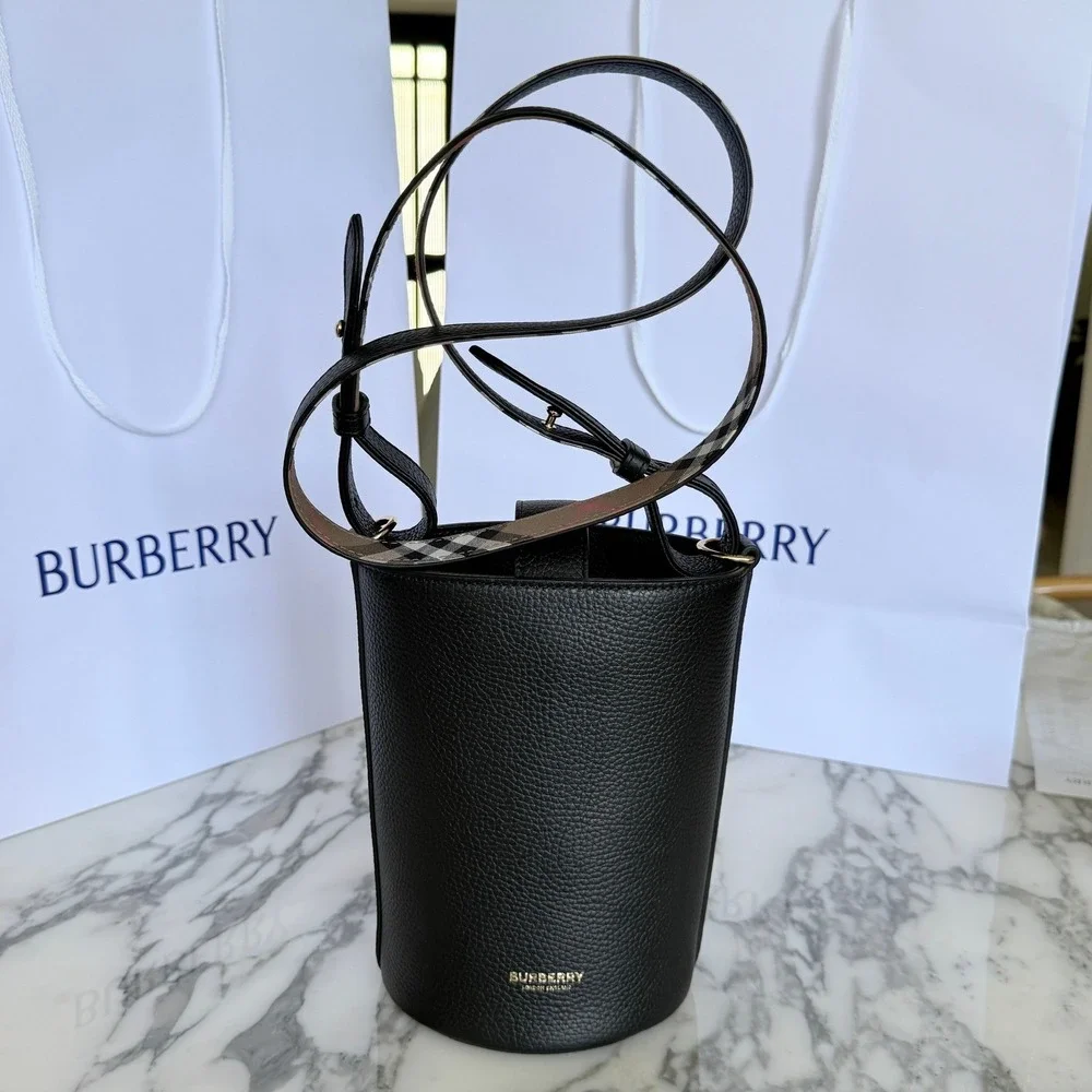 Burberry SM Bucket Bag‎ Black Pebbled Leather Interior Vintage Check 8084035